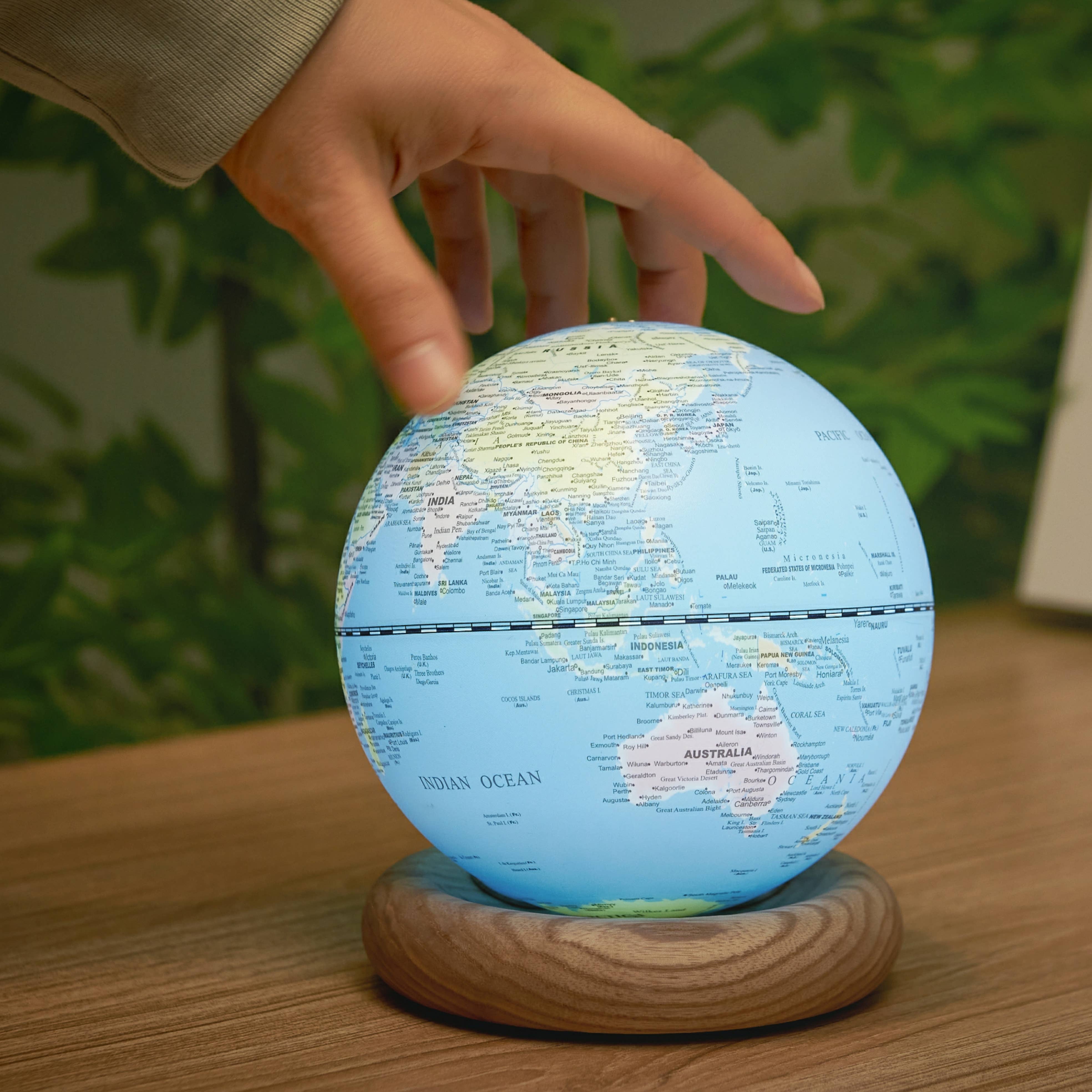 Gingko Design - Wholesale Desk Globe - Mini AtlasGlobe Light1