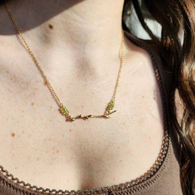Collier en or à fines branches et péridot pour la vente par Edgy Petal Jewelry