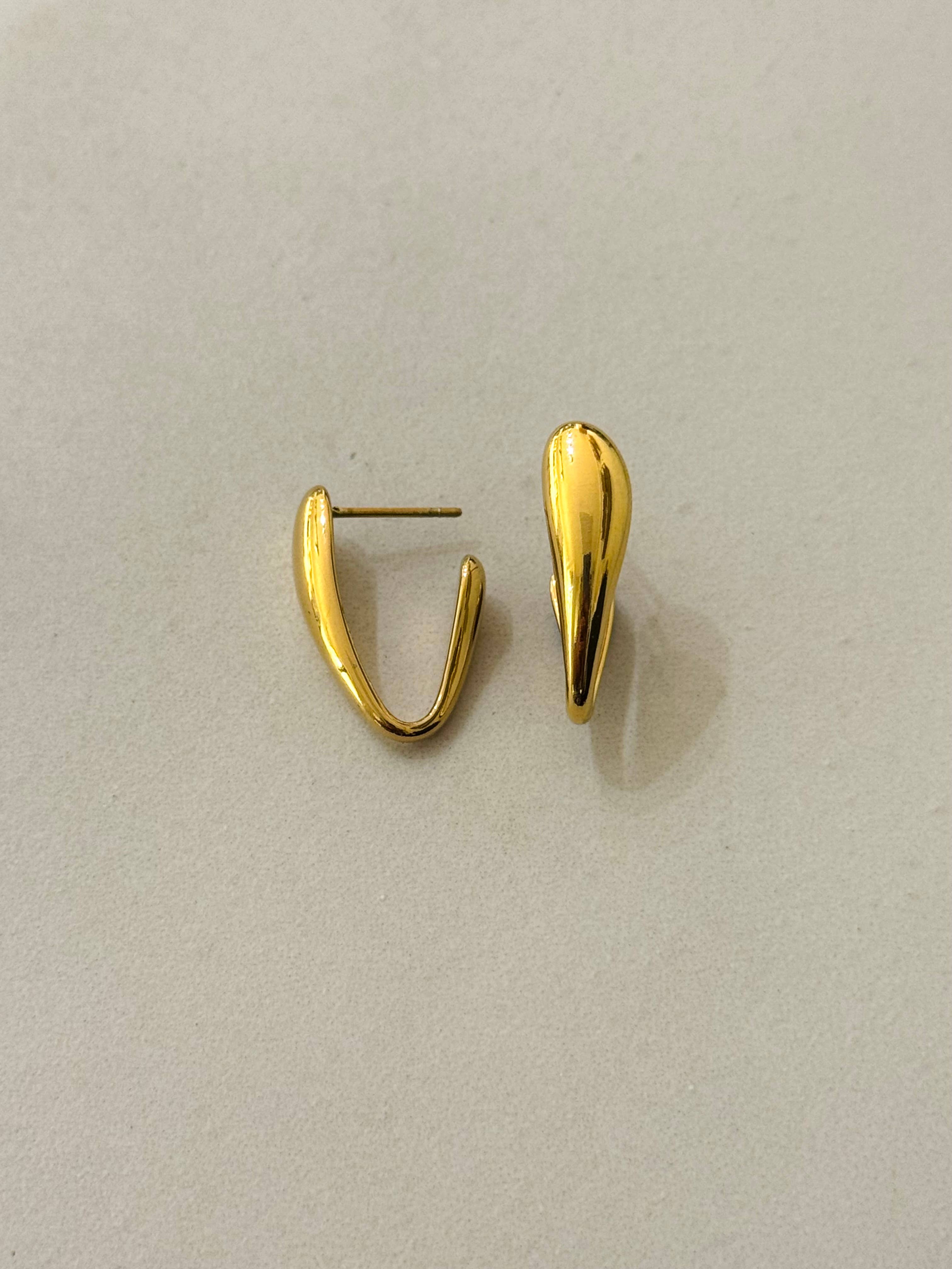 Cassette Barcelona – Engroshandel Hoops – V-formet øreringe i rustfrit stål1