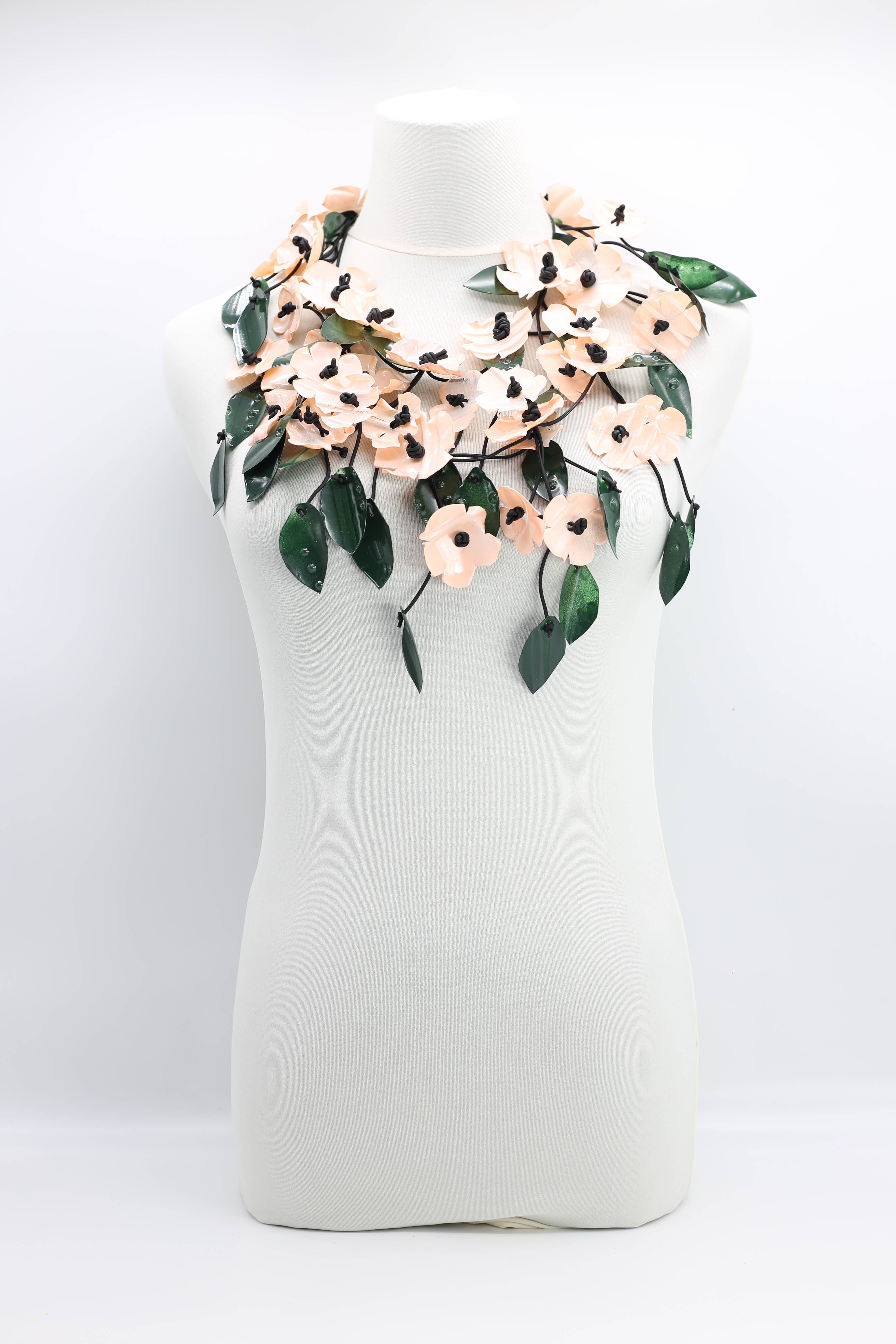 Jianhui London - Vente Colliers plastrons - Bouteilles en plastique recyclées Coquelicot avec colliers de feuilles9