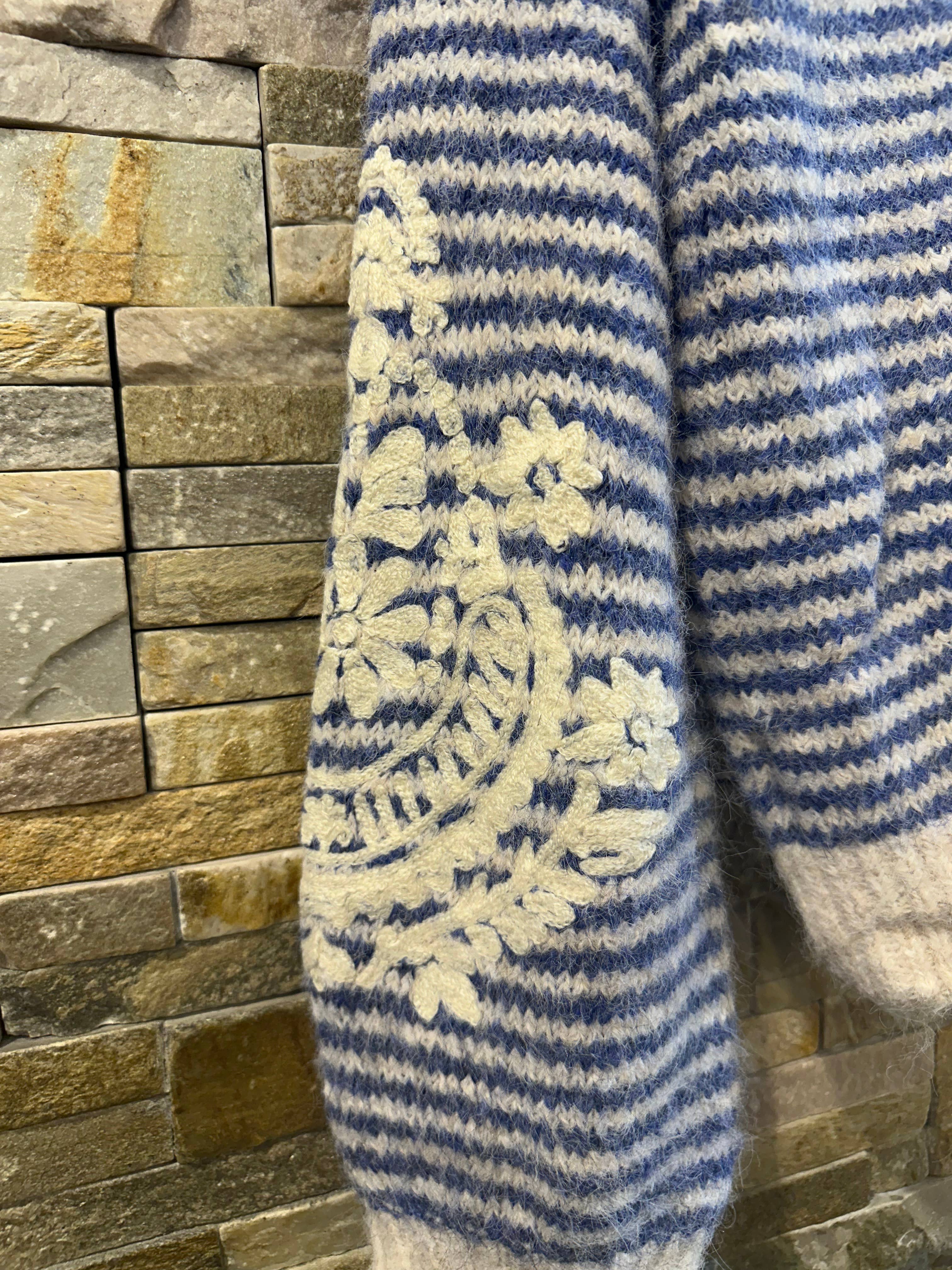 🧵 Blue and ecru striped sweater with floral embroidery AP137 for wholesale on Faire3