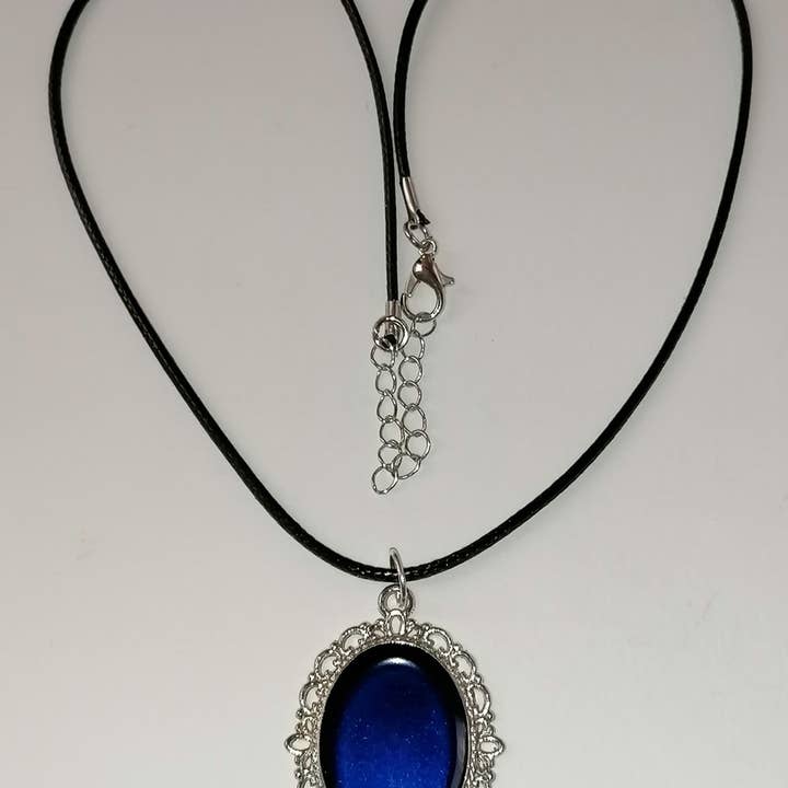 Pendentif argenté vitrail bleu pour la vente par Blue Moon Bijoux