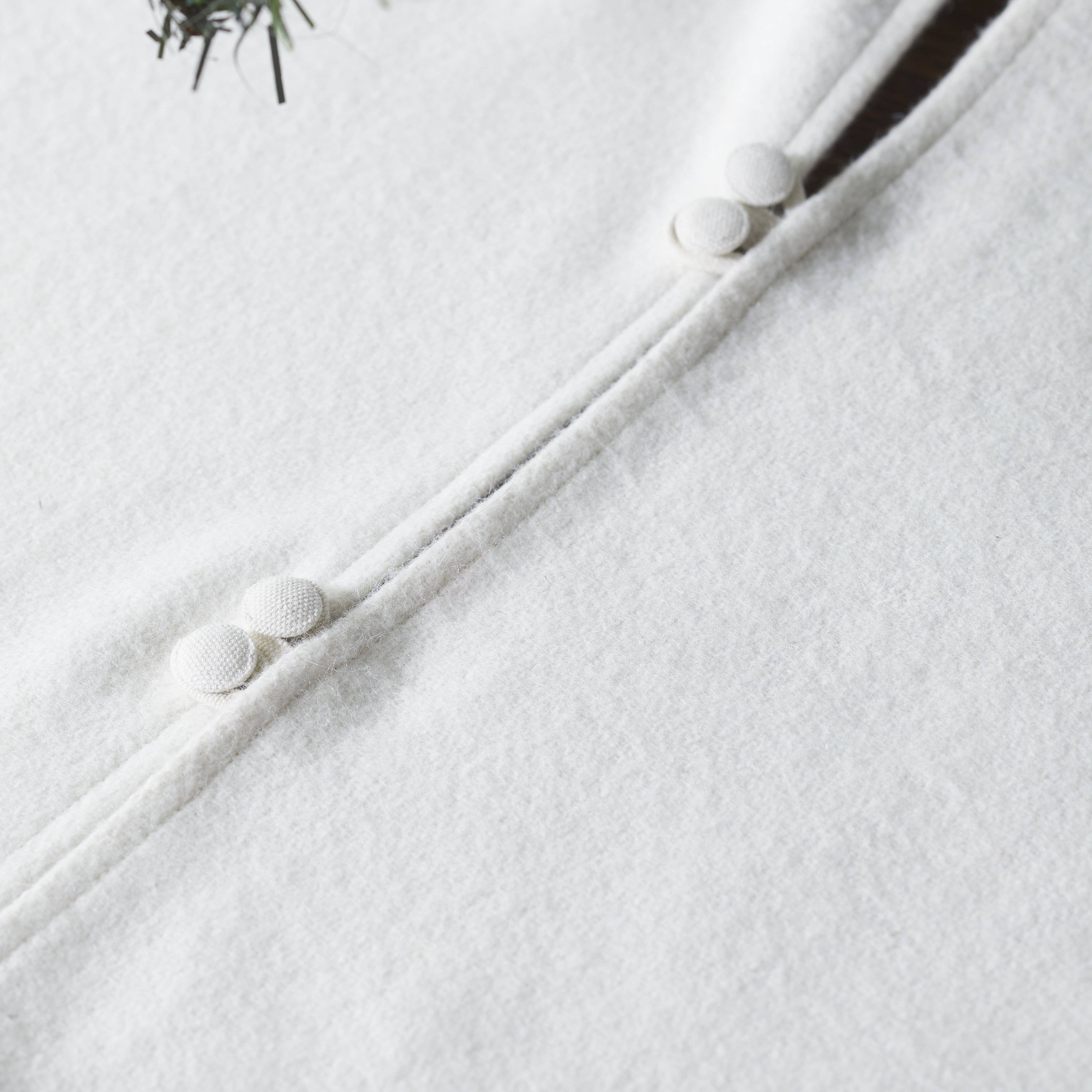 Arcadia Home – wholesale Tree skirt – Wool Flora Cream with Red Border Christmas Tree Skirt3