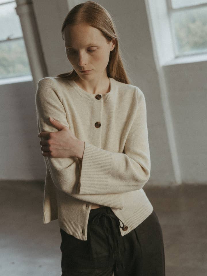 MOD REF – Engroshandel Cardigan - Dame – The Tyler Cardigan | Kvindesweater med klokkeærmer og knapper39