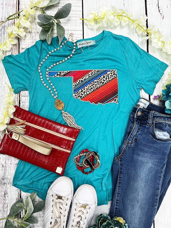 T-shirt Serape & Leopard Oklahoma à col rond turquoise avec patch pour la vente par GRACE+EMMA by Southern Grace