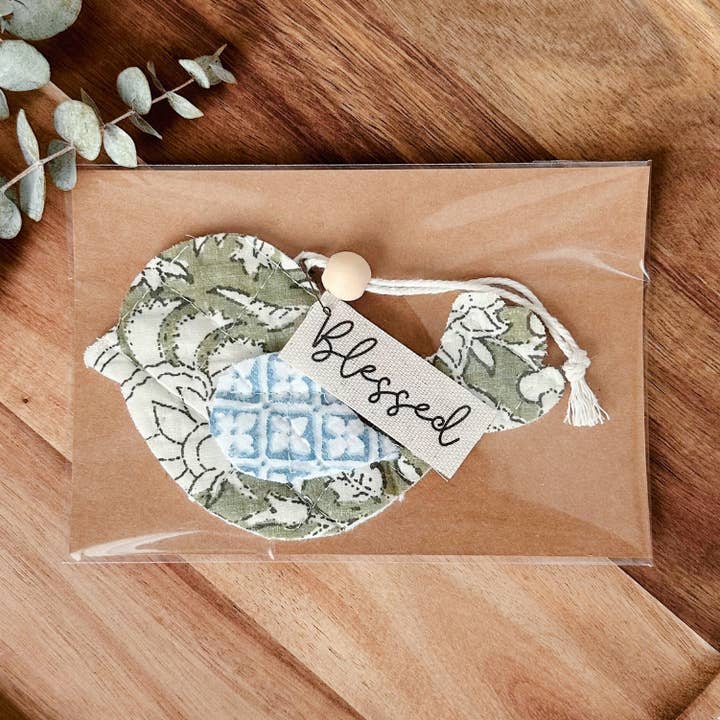 Oiseau en tissu matelassé - Béni | Fait main | Emballé cadeau pour la vente par So Thoughtful Gifts