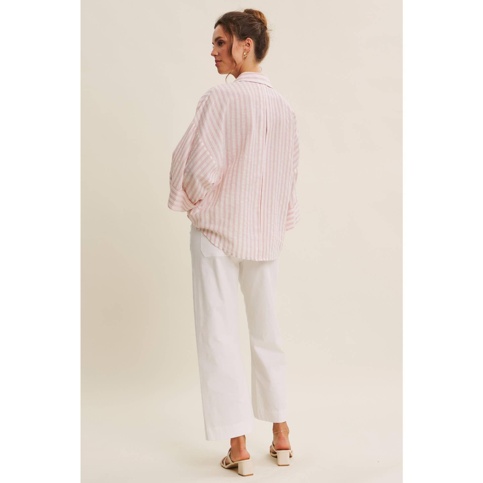 in february – Engroshandel Skjorte med buttondown – til kvinder – PERFEKT STRIBET SKJORTE MED KNAPPER OG BREDE ÆRMER TIL OVERGANGSPERIODEN11