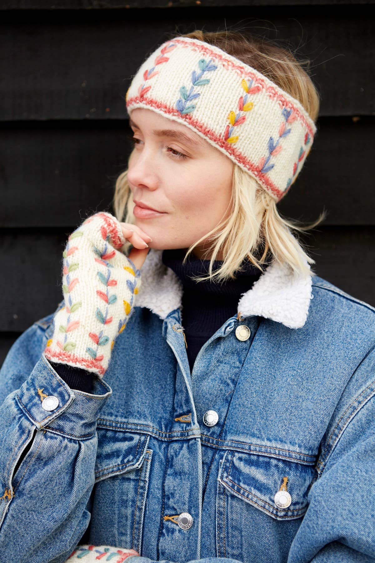 Crema Diadema de punto con hojas bordadas Kylemore color crema. de venta al por mayor en Faire2