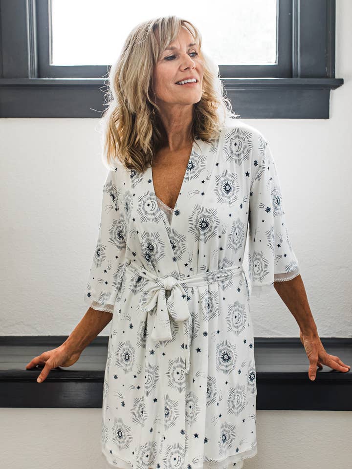 LIQUIDACIÓN BATA DE ENCAJE DE BAMBÚ CON MANGAS KIMONO Y CINTURÓN IRIS para venta al por mayor de YALA