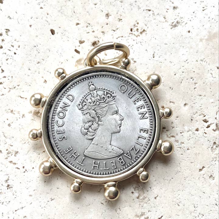 VB&CO Designs Handmade Jewelry - Vente Colliers à pendentif - Médaillon représentant un cheval, une reine de l'équitation et une abeille1