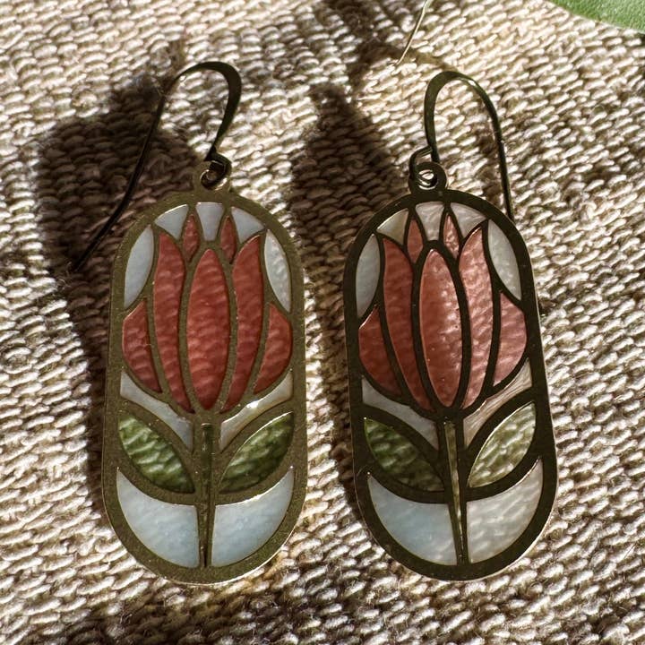 Cloisonné // Boucles d'oreilles en résine vitrail pour la vente par Wild Lupine Folkcraft