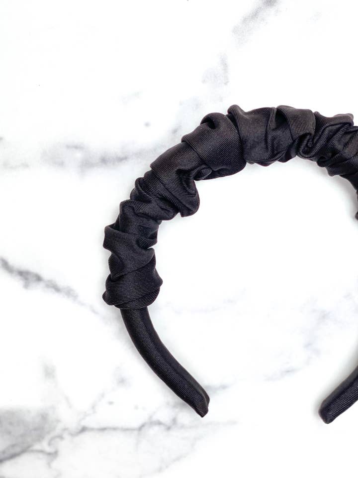 Cerchietto nero con ruche per la vendita all'ingrosso da parte di MandaBees Headbands