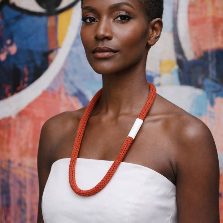 Långt halsband i virkad bomull för wholesale av Loom Design