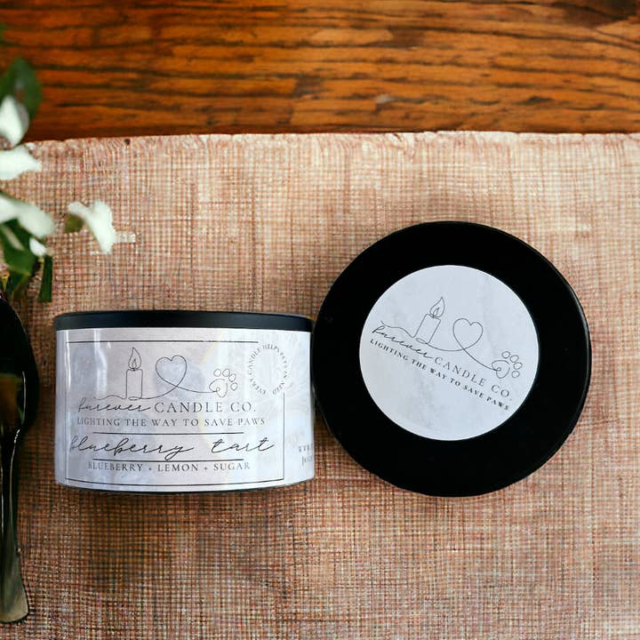 Bougie moyenne Blueberry Tart pour la vente par Furever Candle Co.