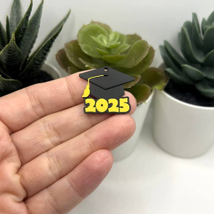 Guerrilla Charm - Wholesale Individual charm/pendant - Yellow and Black 2025 Graduation Cap Charms, 28x25mm1