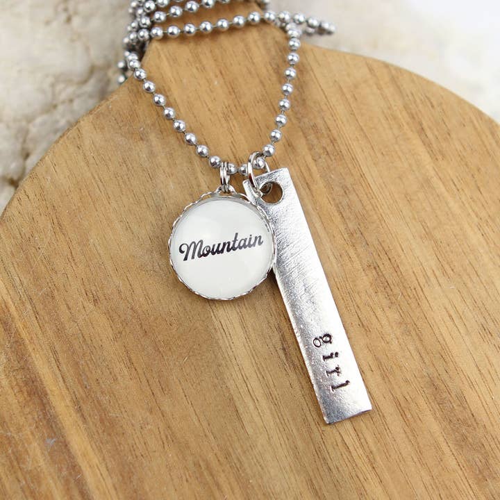 Collier à breloques de voyage régional local Mountain Girl pour la vente par Jennifer Dahl Designs LLC