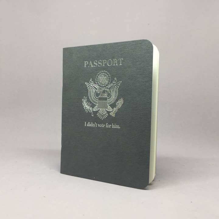 Carnet de passeport (Je n'ai pas voté pour lui) pour la vente par Big Wheel Press