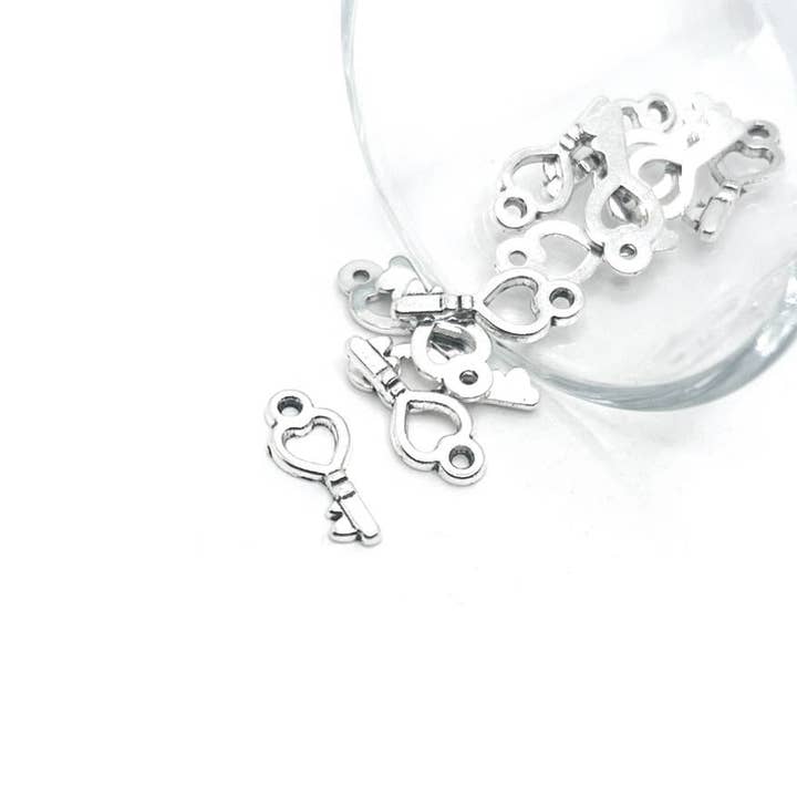Guerrilla Charm - Wholesale Individual Charm/Pendant - Antique Silver Heart Skeleton Key Charms, 17x9mm