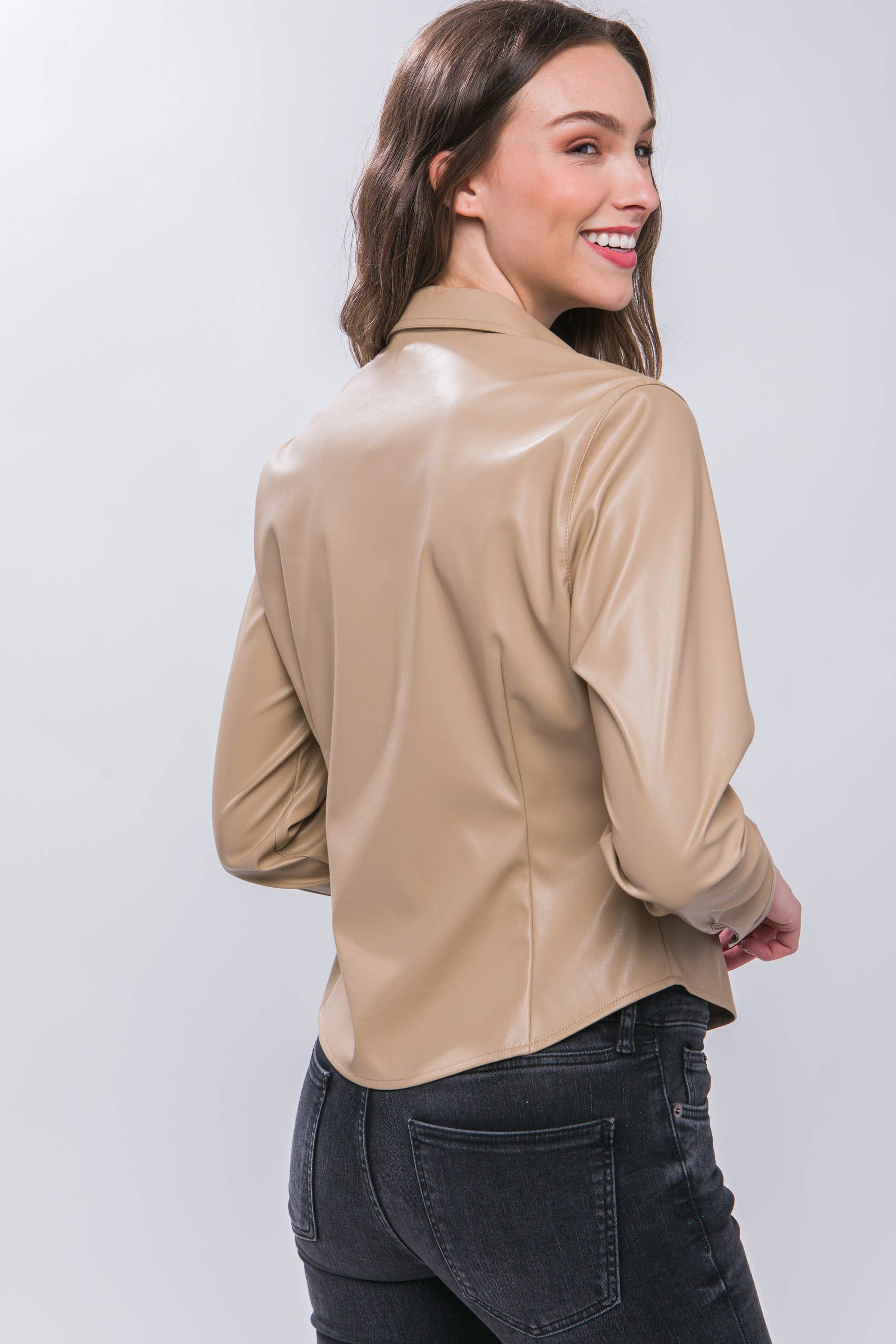 Pink Irene Wholesale – Camisa - Mulher por atacado – Camisa de couro sintético PU com fecho de botão de pressão4