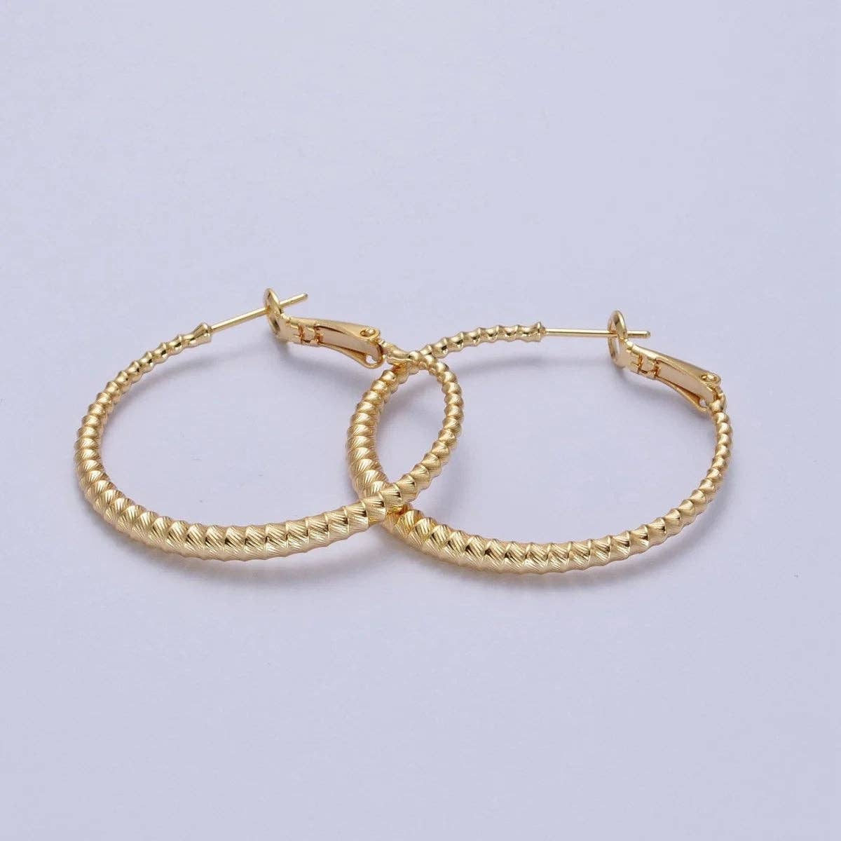 Simply Jewels – Engroshandel Hoops – Bambus Hoops Øreringe, Guld Bambus Hoops, Mellemstore Guld Hoops Letvægt ✦ EA-21Q0670