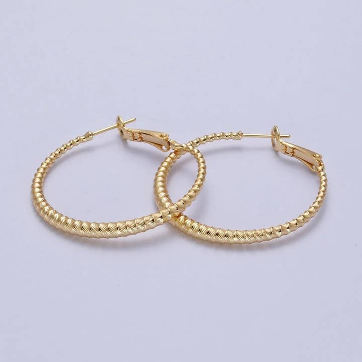 Simply Jewels – Engroshandel Hoops – Bambus Hoops Øreringe, Guld Bambus Hoops, Mellemstore Guld Hoops Letvægt ✦ EA-21Q0670