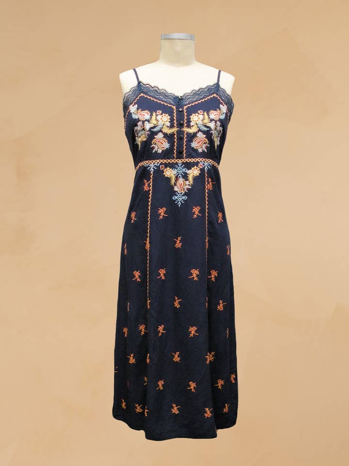 Robe débardeur en viscose brodée avec bordure en dentelle 5014-MAD pour la vente par Paparazzi