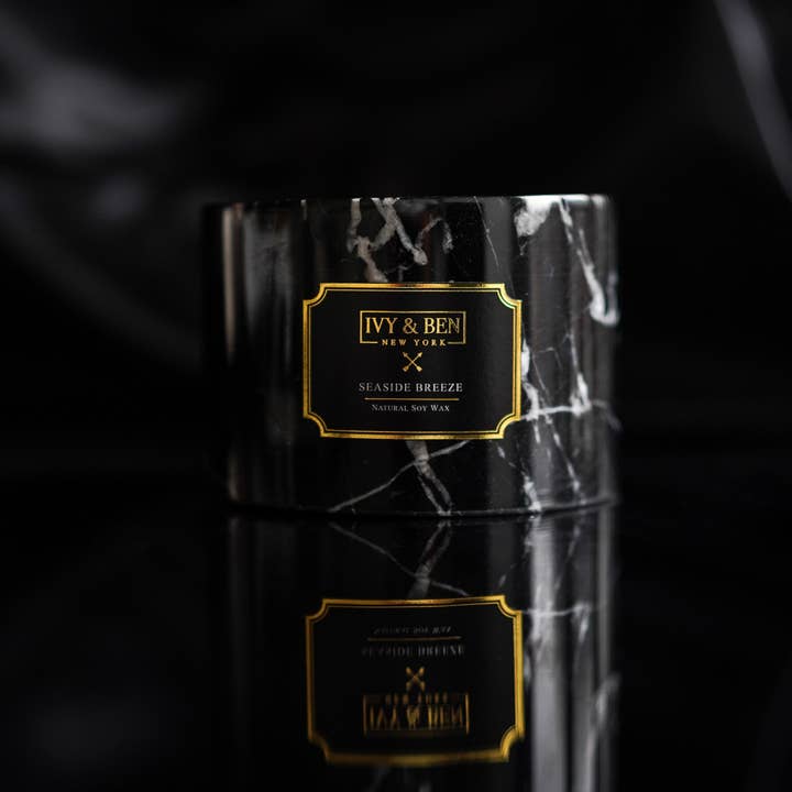 Doftljus Seaside Breeze i äkta marmorfat för wholesale av Ivy & Ben New York