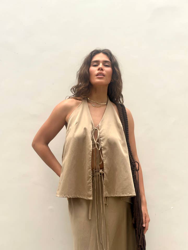 Mila Bindevorderseite Mocha Top für den Großhandel von AMIRA Collective