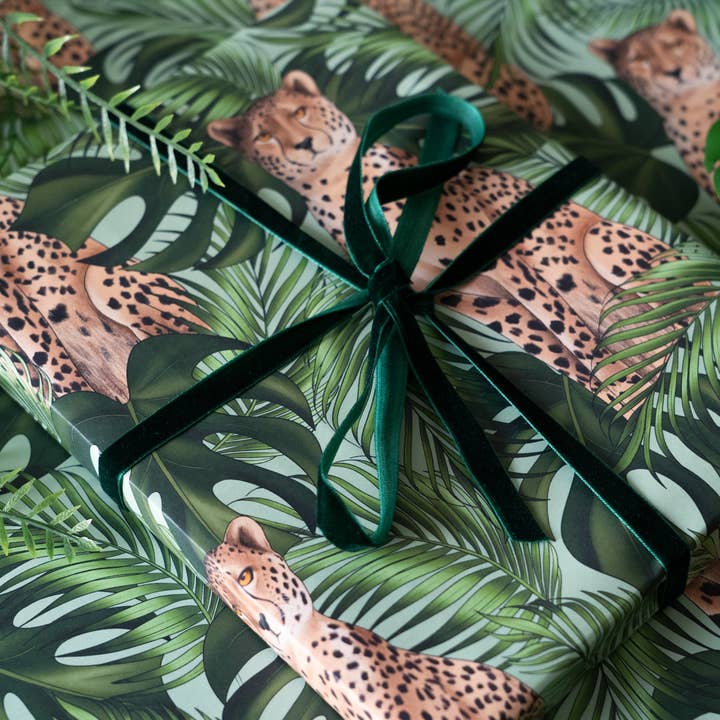 Geparden und Blätter Geschenkpapier für den Großhandel von Hayley Jade Design Studio