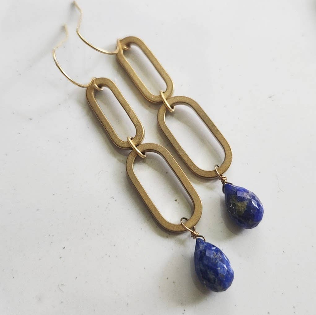 Sara Sela Jewelry - Vente Boucles d'oreilles pendantes - Boucles d'oreilles pendantes ovales en laiton, lapis-lazuli et perles1