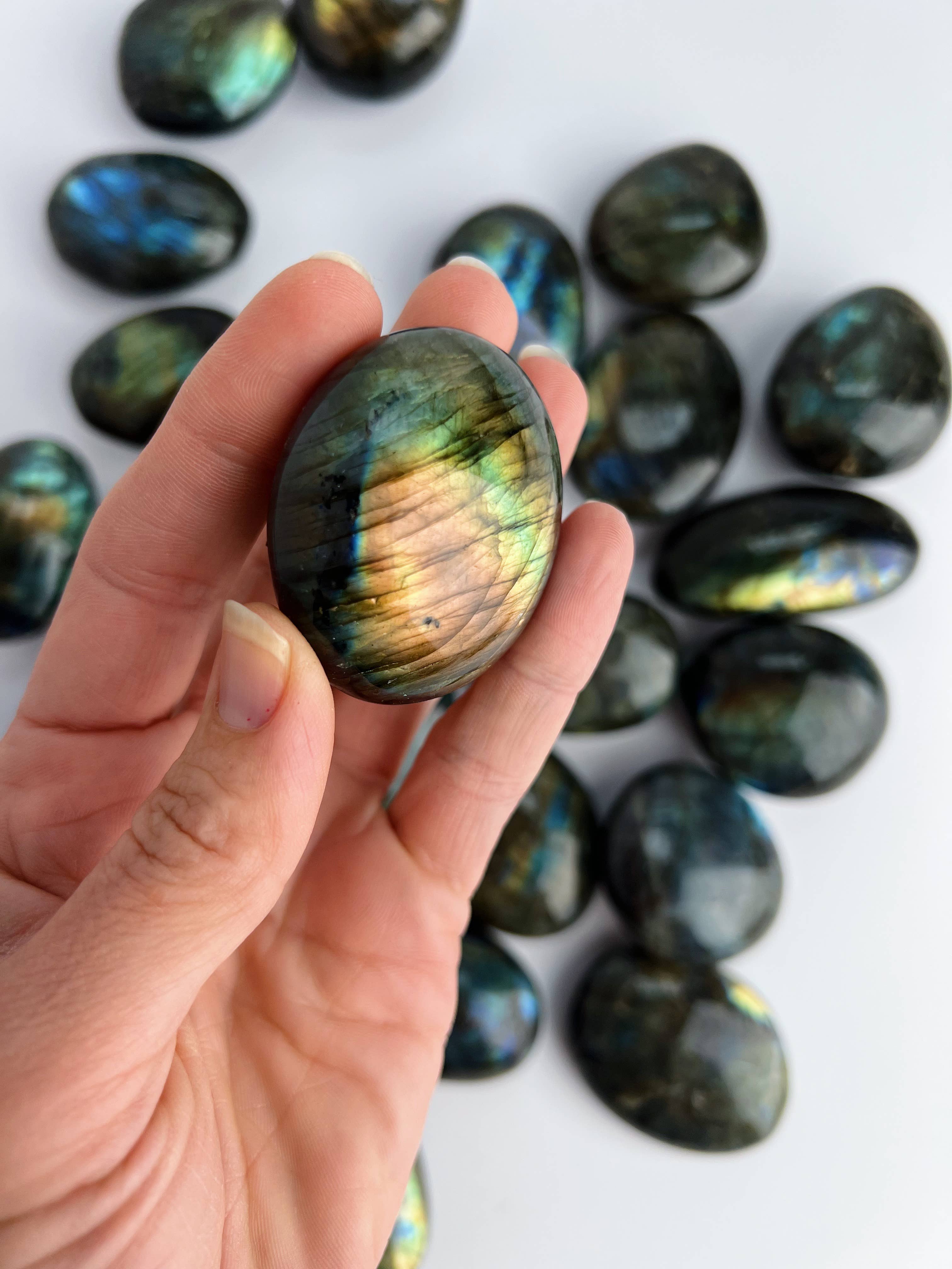 Terra Dawn Minerals – wholesale Andlig sten/kristall – Labradorit kristallpalmstenar2