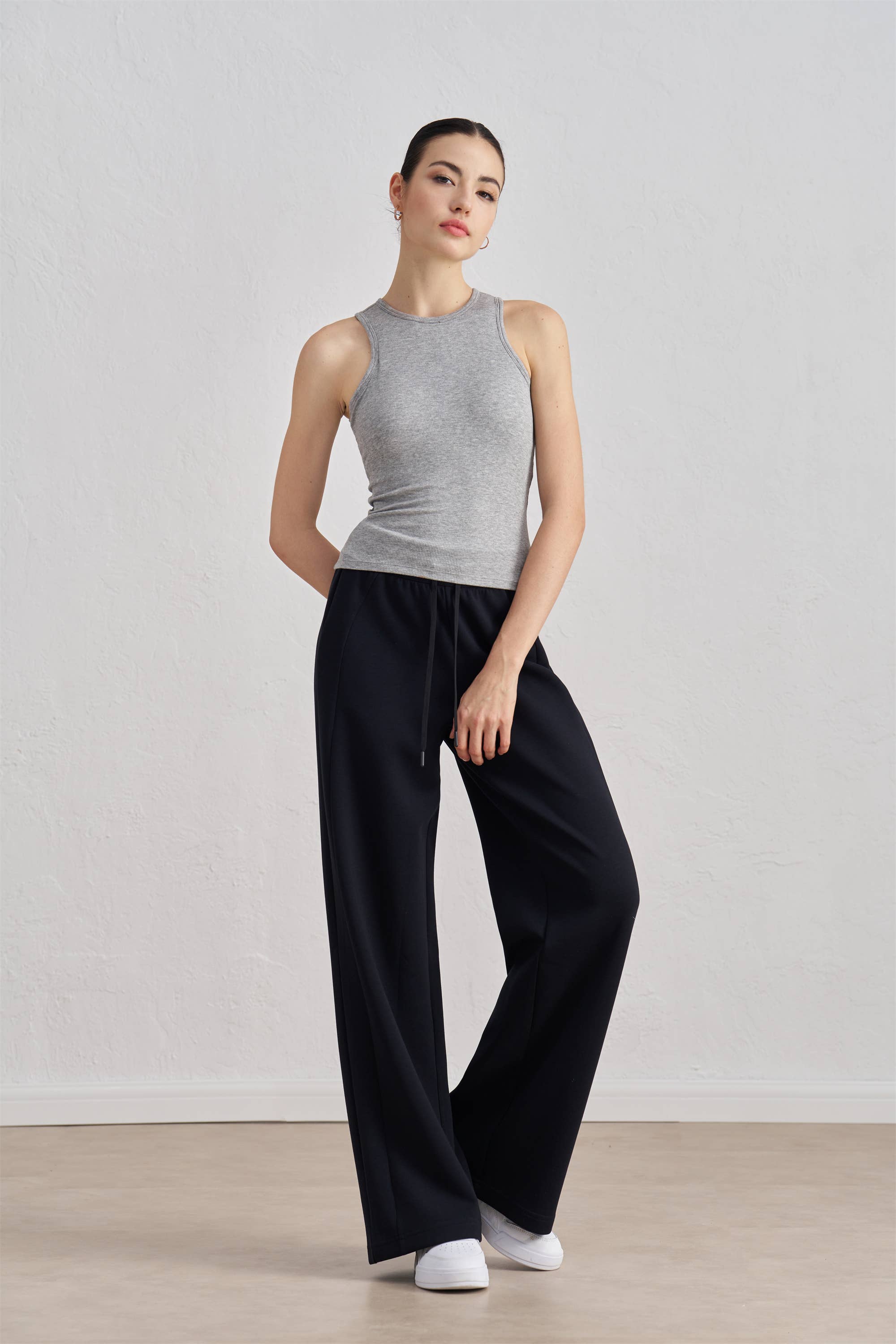 91thelabel – Großhandel Sportoberteil – Damen – Madeline Geripptes Racerback-Aktivoberteil12