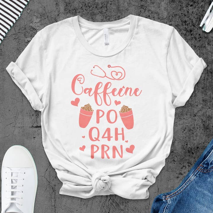 Nurse Coffee T-shirt, Caffeine Lover Tee, Sjov ammeplejeskjorte, gave til sygeplejersker, Sjov medicinsk personale-tee for engroshandel hos FreakyTeeFactory