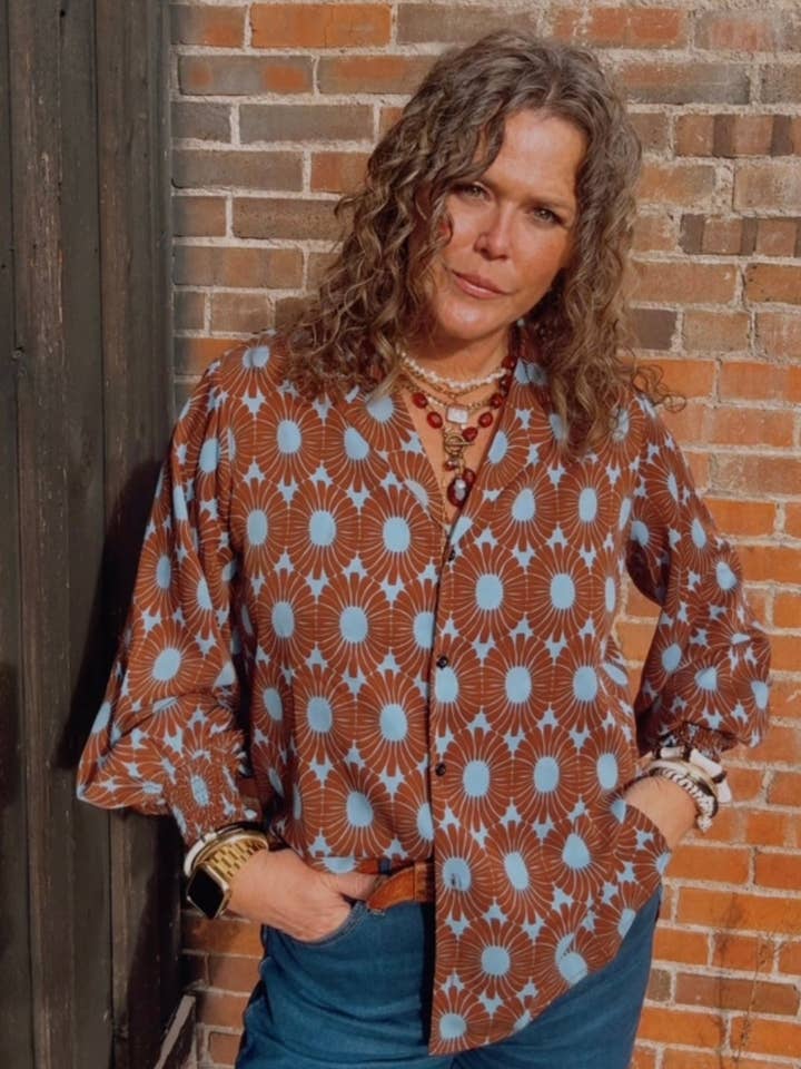 Blouse rétro à manches ballon à motif floral bleu pour la vente par Lil Bee's Bohemian Brand