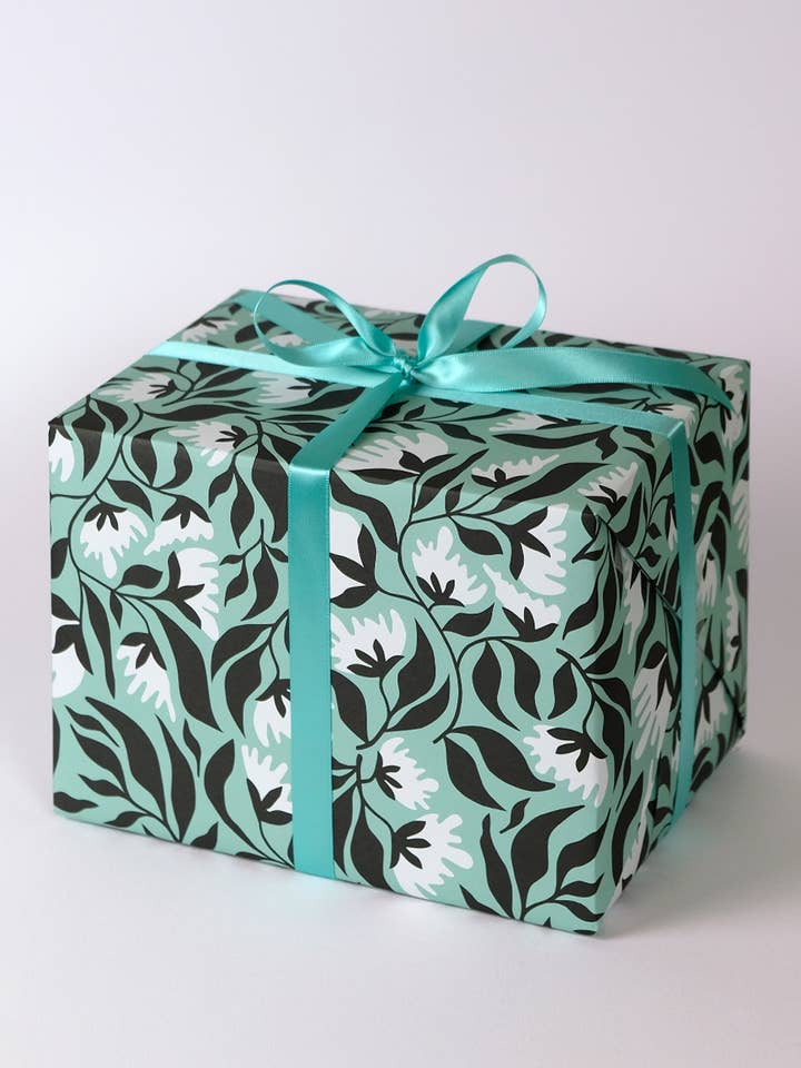 Papier cadeau fleurs blanches pour la vente par Haferkorn & Sauerbrey