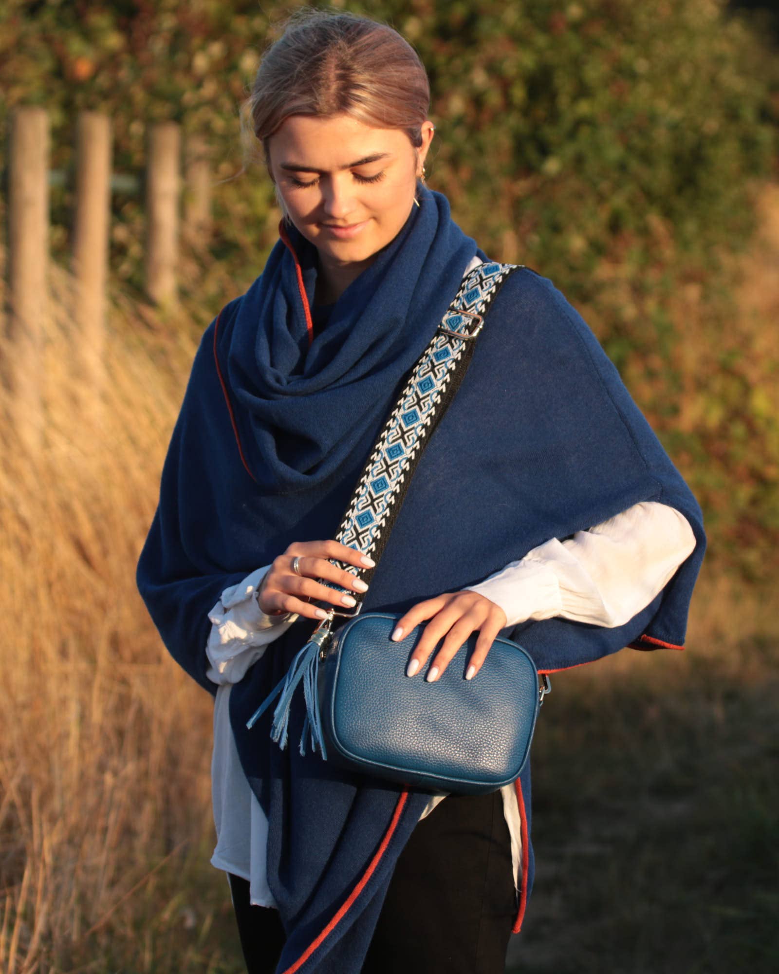 Cadenza Italy Ltd – wholesale Halsduk - Dam – Snood i kashmirblandning med kontrasterande kantdetaljer1