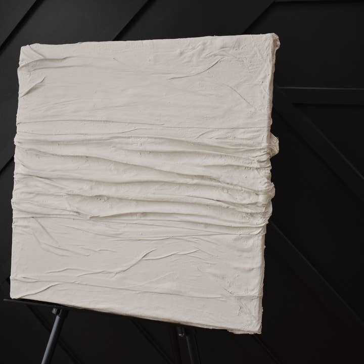 Kimberly George Art – Engroshandel Skulptur – „Wrap“ - Gips & Stof på lærred