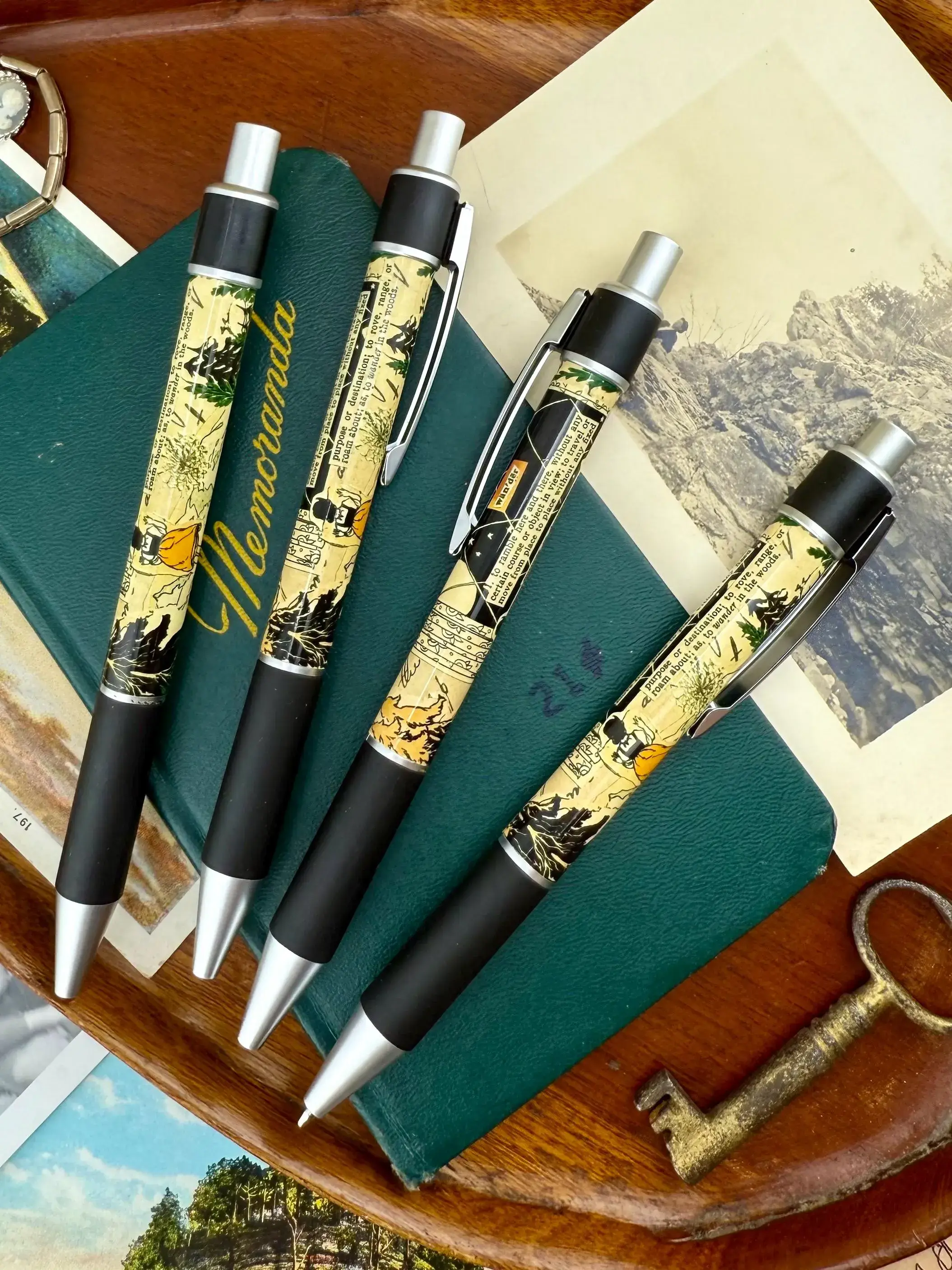 Corkscrew Curiosities - Vente Stylos - Art mural collage imprimé Wanderlust Pen7