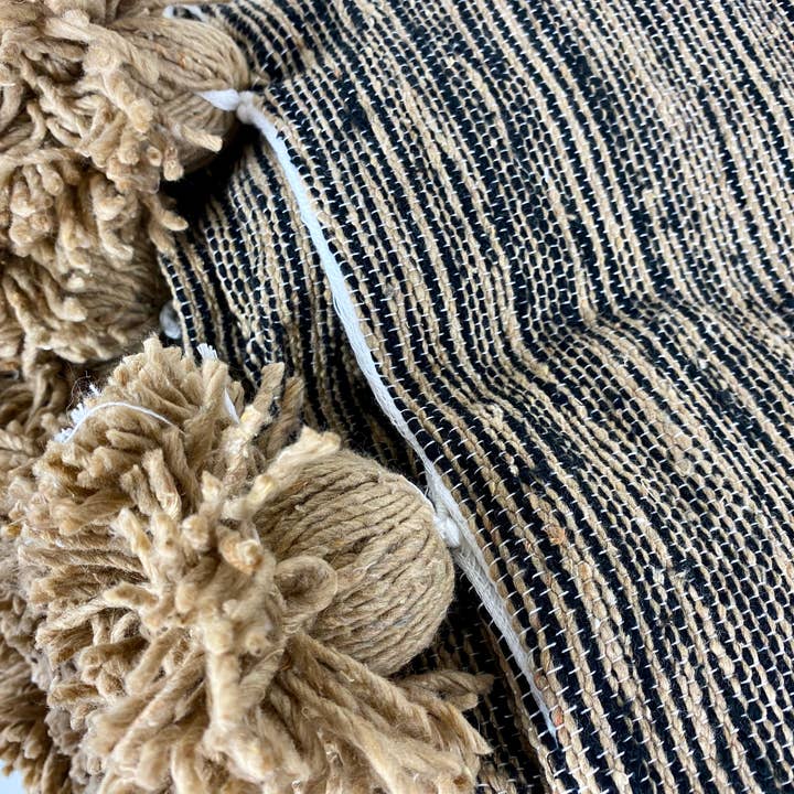 Eclectic Collective - Venta al por mayor Mantas de sofá - Manta de pompón en color marrón y negro2