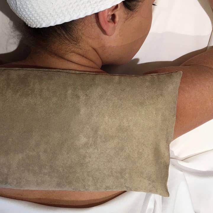 Grand outil de massage rectangulaire pour spa en daim Tan Ultra pour la vente par Hot Cherry Pillows