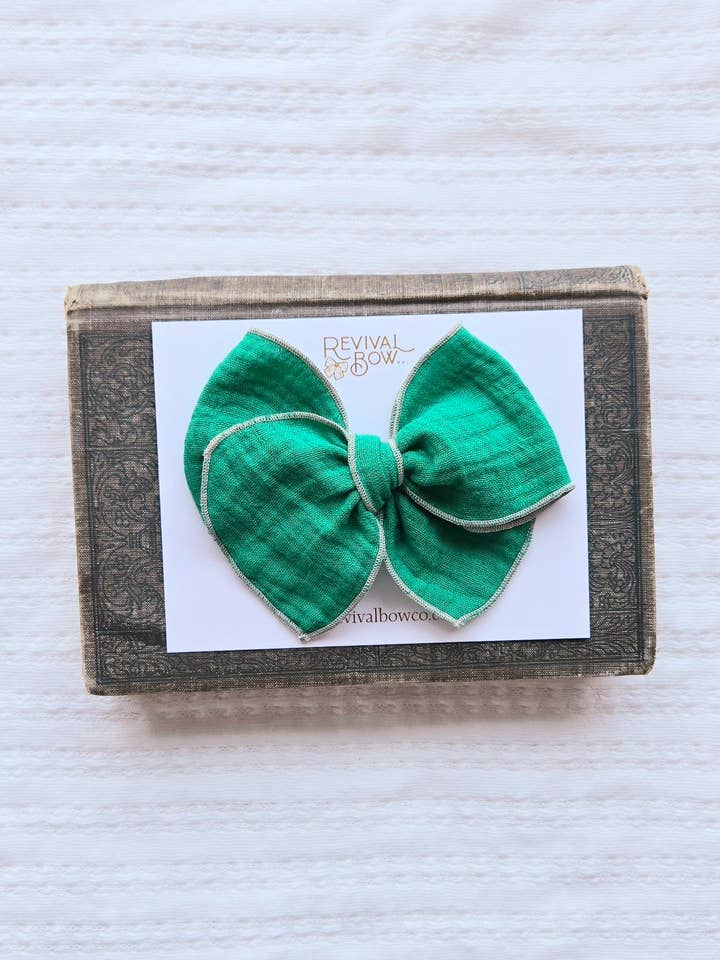 Lazo de Fábula en Clip • Gasa Verde Trébol para venta al por mayor de Revival Bow Co.