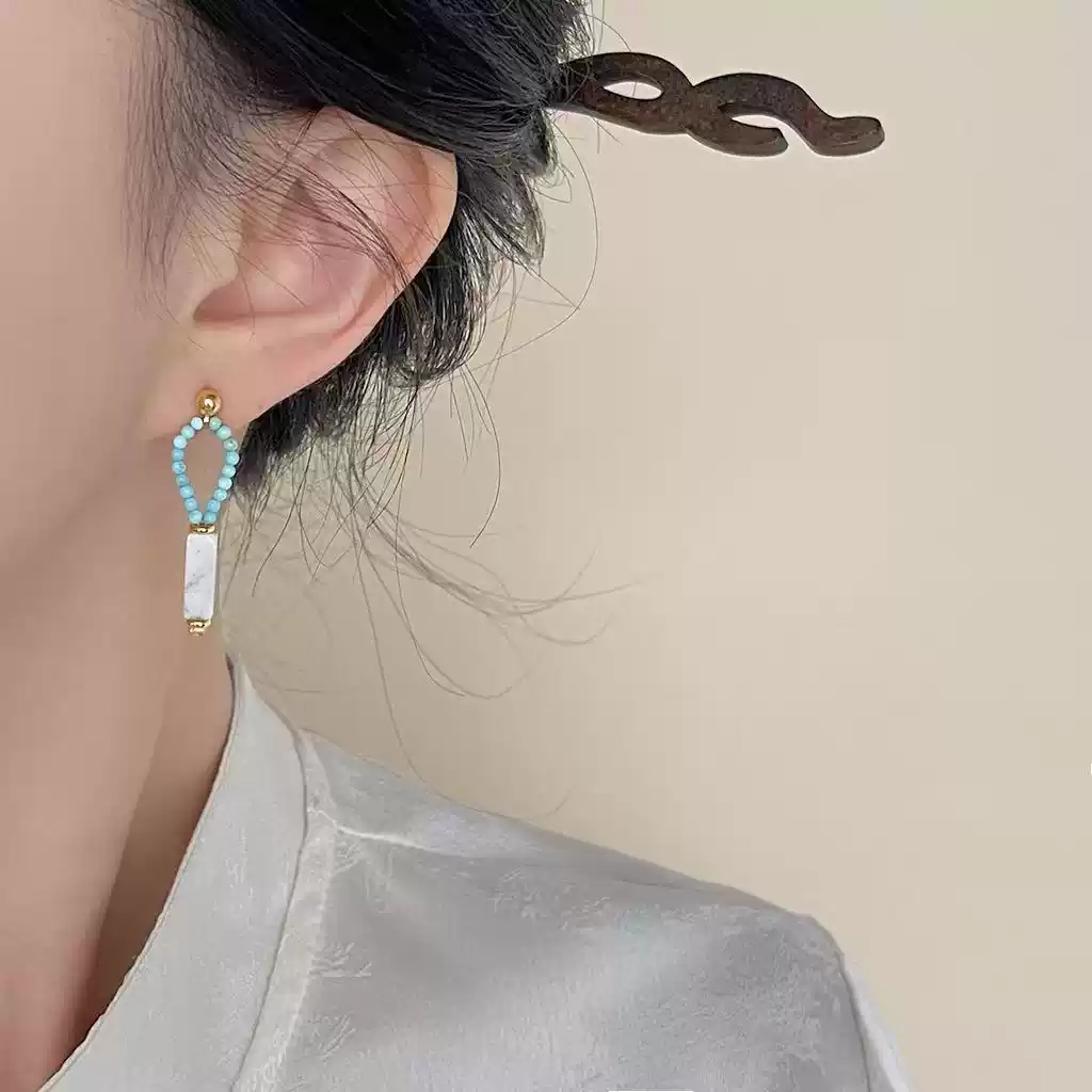 Otterware - Vente Boucles d'oreilles pendantes - Boucles d'oreilles créoles en perles de semence : goutte en howlite, tige en argent sterling1