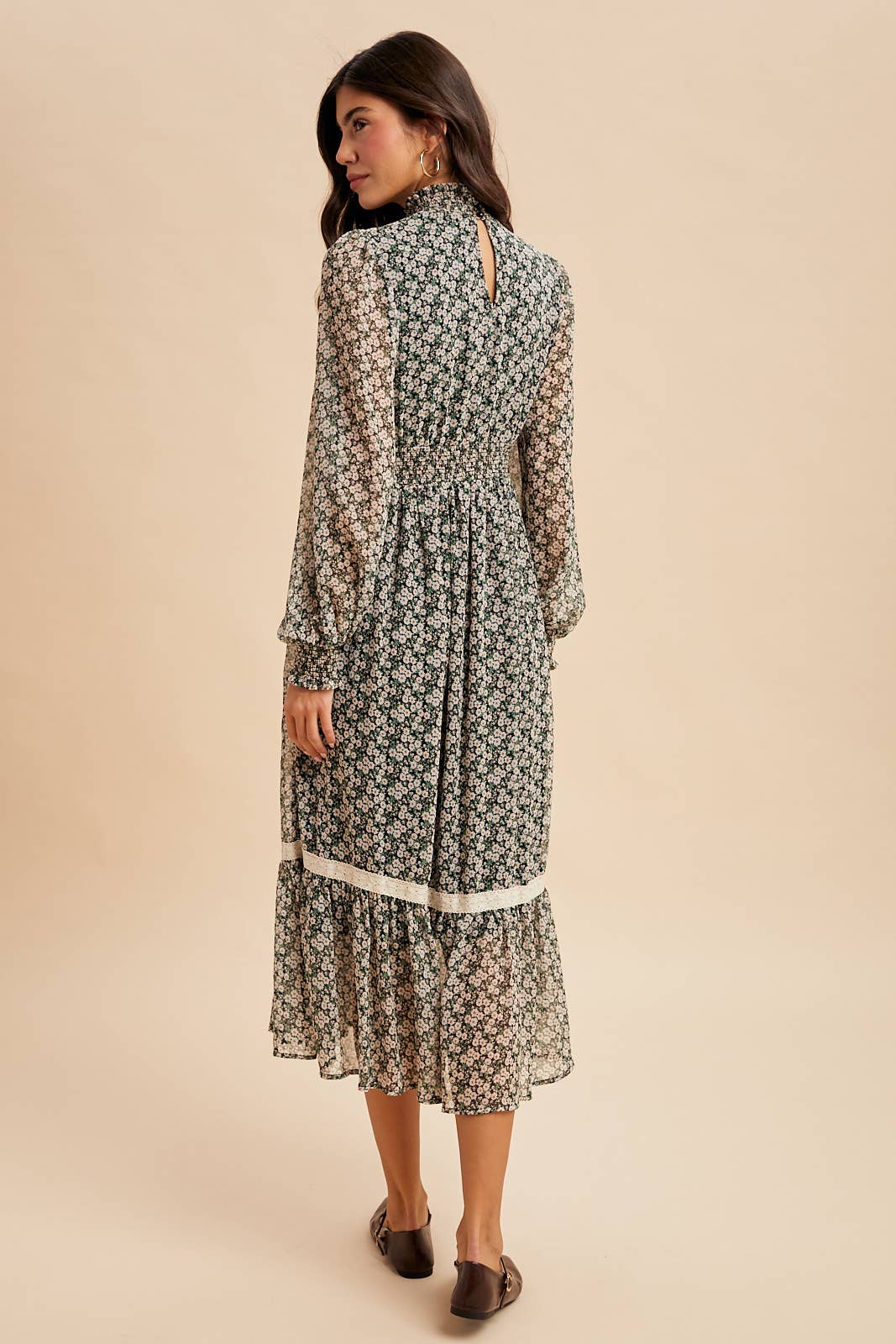 In Loom - Vente Robe – femme - ROBE MIDI À COL MONTANT SMOCKÉE AVEC FLEURS ET DENTELLE2