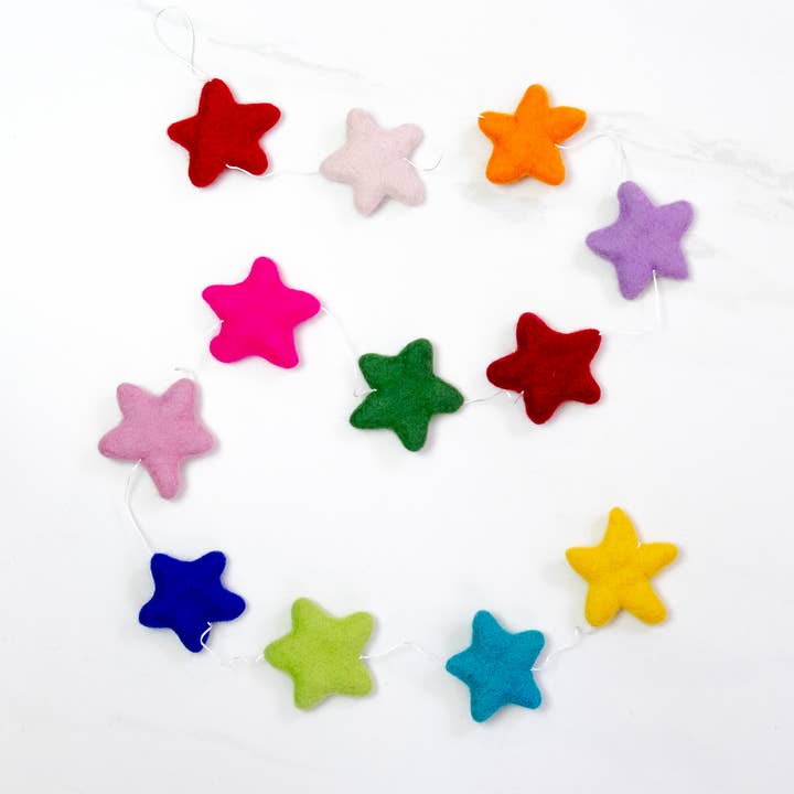 Guirlande - Étoiles Multicolores en Feutre pour la vente par The Winding Road