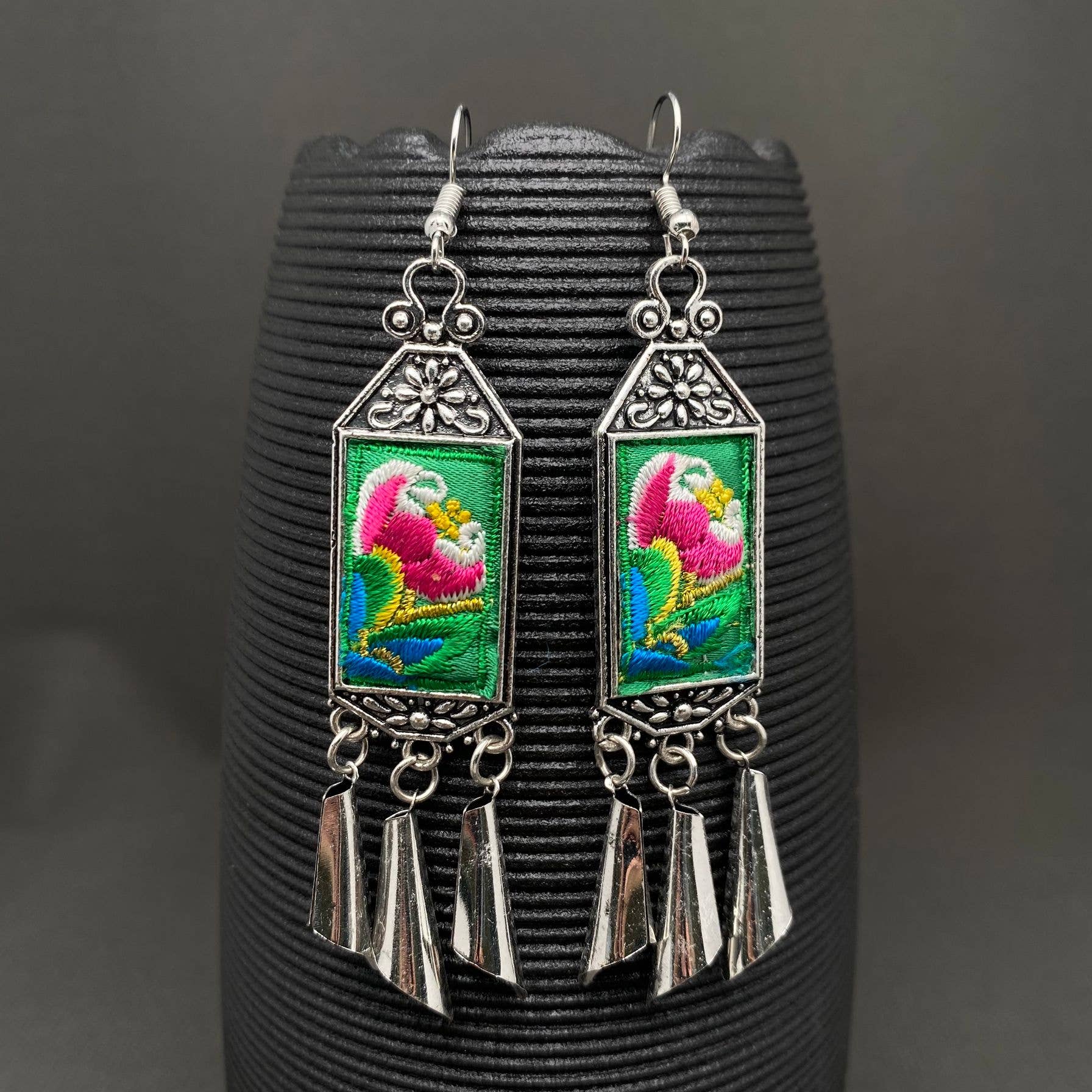 Mio Queena – wholesale Dangle earrings – Multi-style Vintage Woven Flower Pattern Ethnic Style Earrings6