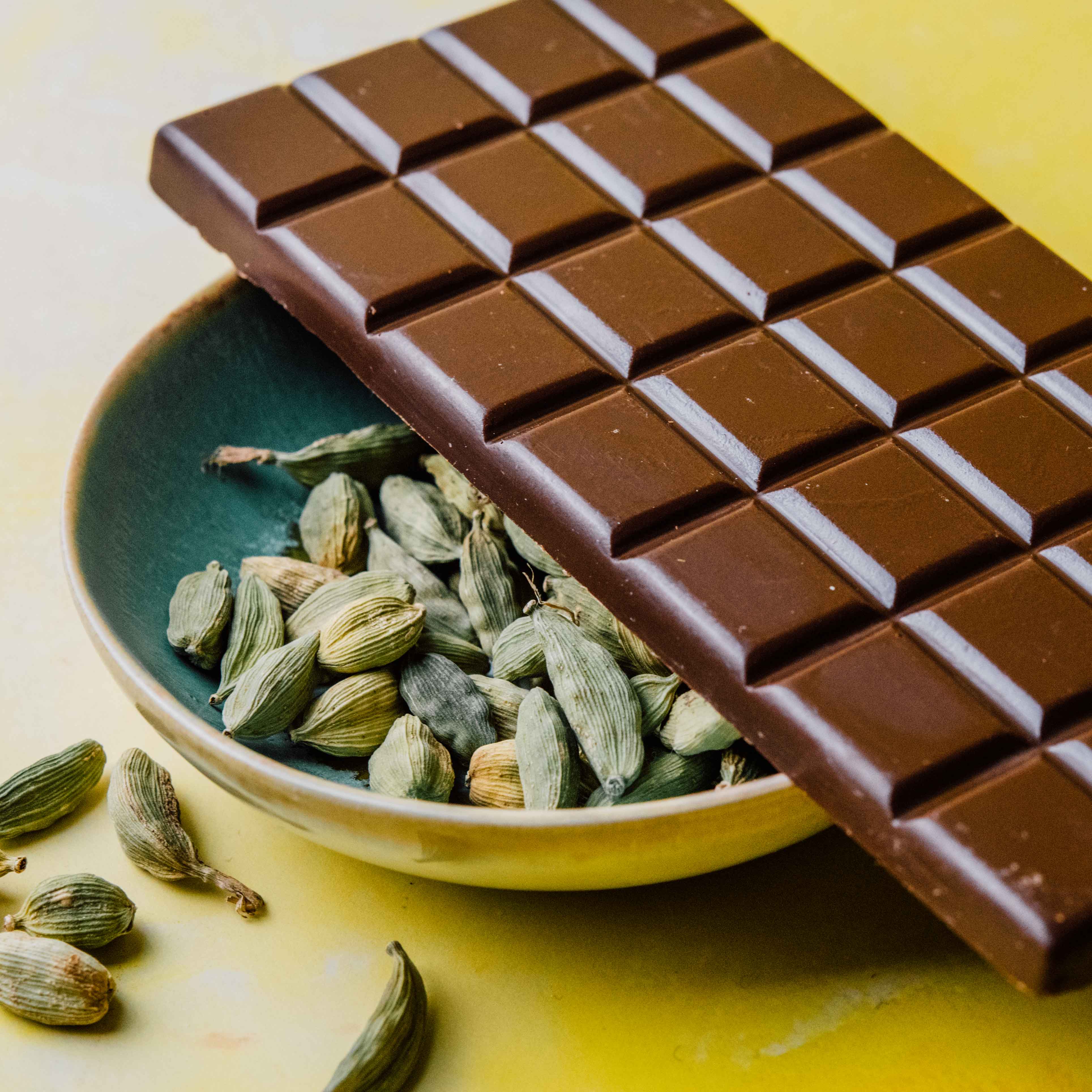 PRIMO BOTANICA CHOCOLATE - Wholesale Chocolate Bar - CARDAMOM + COCONUT MILK CHOCOLATE3