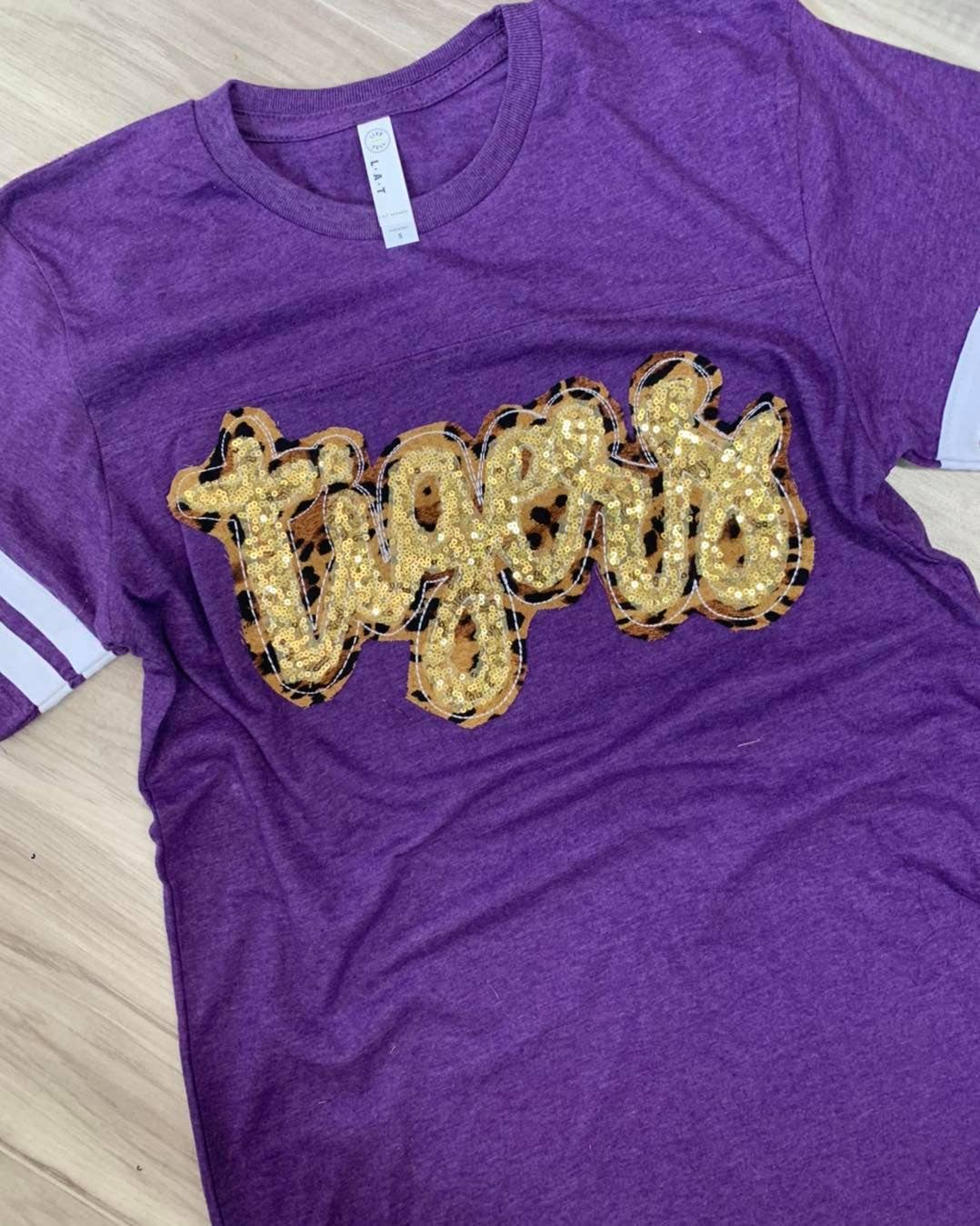 Sew Fancy Designs - Wholesale T-shirt met print - Dames - Unisex LAT shirt met dubbele cursieve tekst en luipaardachtergrond