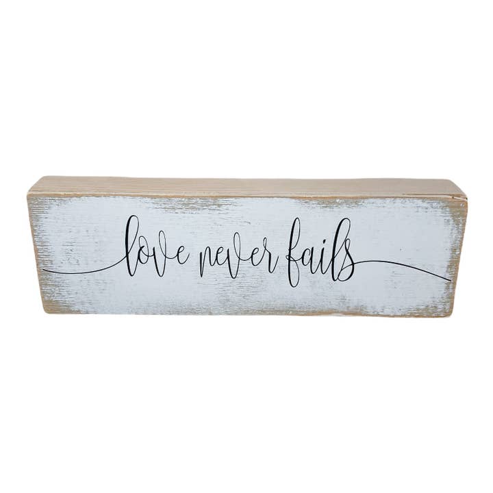 Señal de madera larga Love Never Fails para venta al por mayor de Joshua Jar