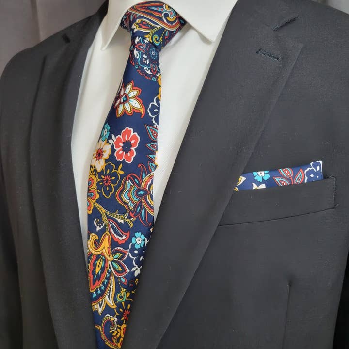 Krawatte und Einstecktuch mit Paisley-Muster in Blau und Orange für den Großhandel von The Upscale Banker