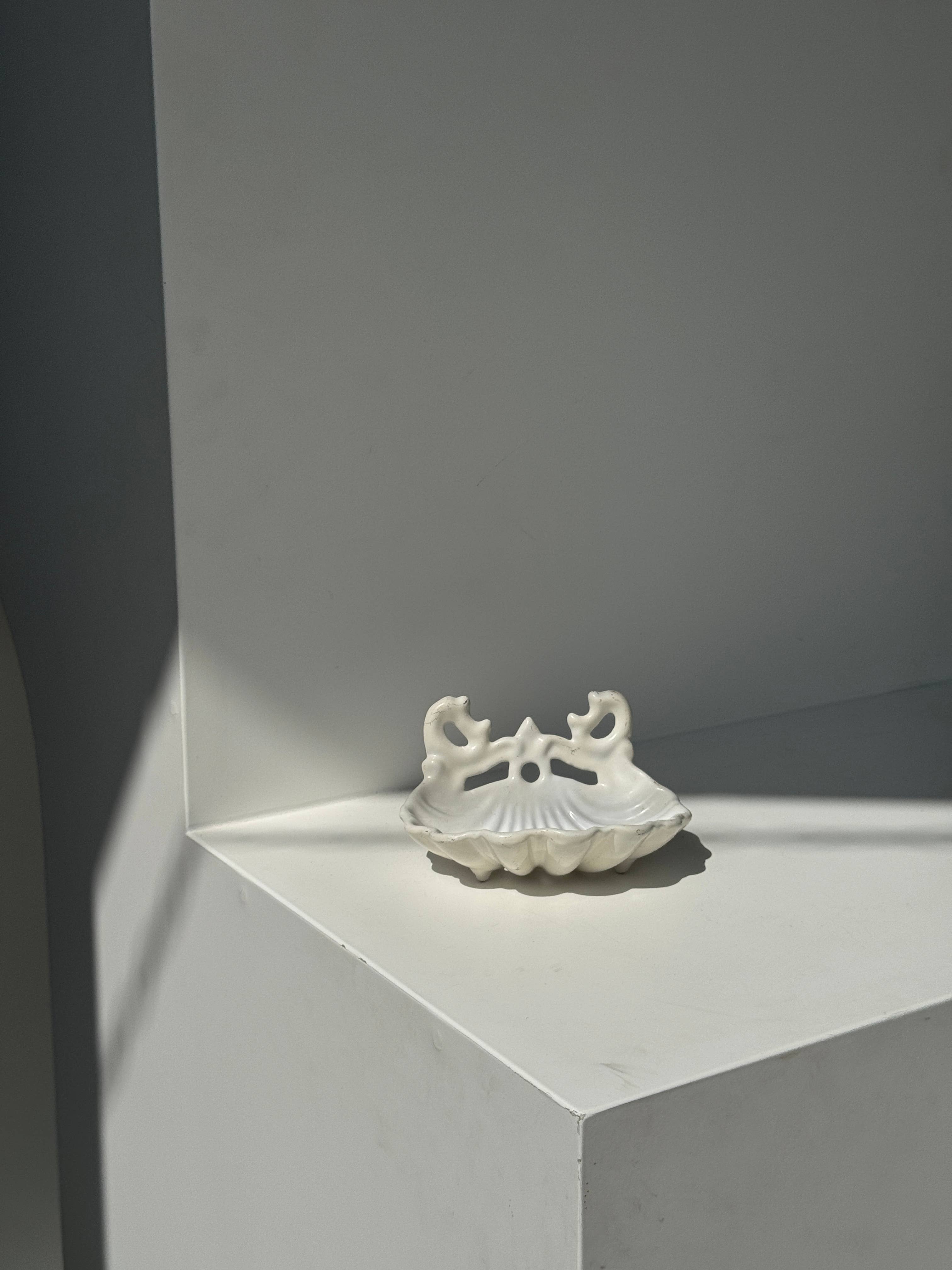 Office Objets - Wholesale Bath Soap Dish - Cast iron shell-shaped soap dish painted white H710